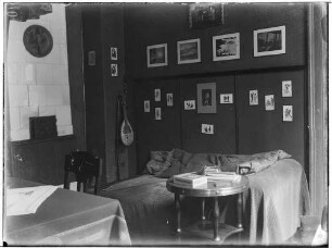 Wohnung der Familie Knochenhauer, wohl in Kattowitz, Friedensstraße 2, Bilderecke in einem Wohnraum