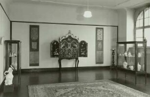Raumaufnahme der Ausstellung "Ostasiatische Kunst und Chinoiserie", Museum für Kunsthandwerk, Dresden, 1957 : Raum 3a: Chinoiserie