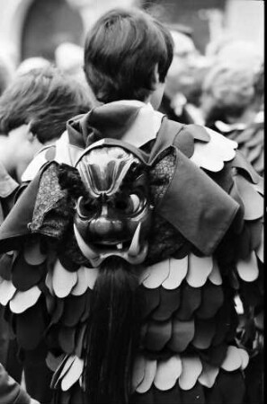 Freiburg: Maskentreiben auf dem Münsterplatz [Krüzsteinschreck, Narrenzunft Oberried]