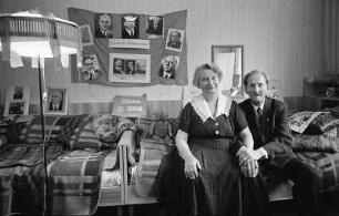 Fahnen-Schulze mit Frau im Zimmer, 20. Jahrestag der DDR