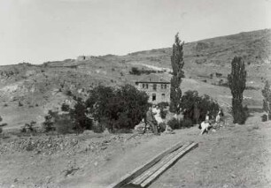 Etha Richter mit Einheimischen vor einem Landhaus