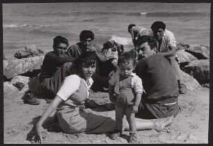 Eine Gruppe Roma an der Küste von Saintes-Maries-de-la-Mer