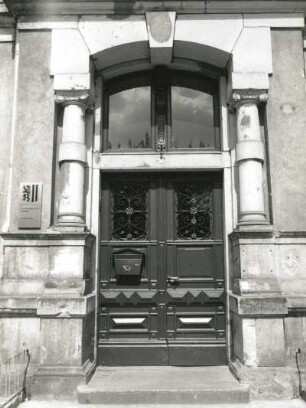 Dresden-Pieschen, Robert-Matzke-Straße 14. 27. Mittelschule (1889). Portal