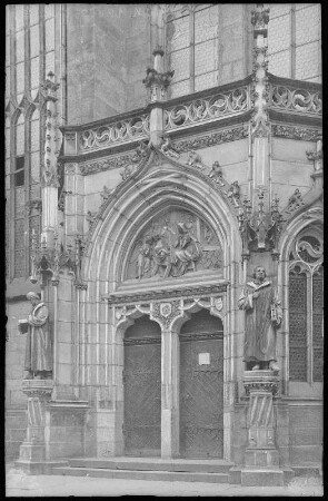 Pirna. Portal an der Stadtkirche