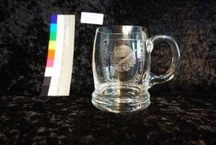Glaskrug mit Vereinsemblem der Ahrensburger Schützengilde