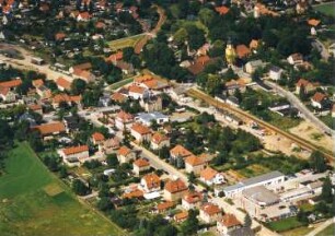 Dresden-Weixdorf. Ortsteilansicht mit Lausaer Kirche. Luftbild-Schrägansicht