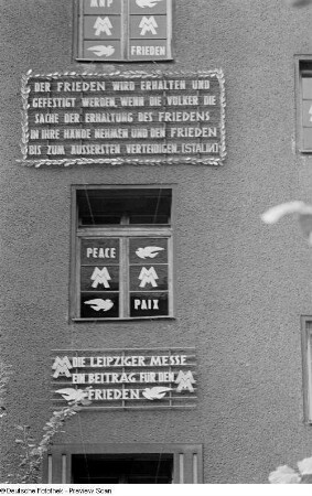 Sichtwerbung für die Leipziger Herbstmesse 1951 an einem Leipziger Haus