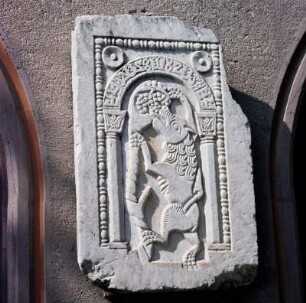 Relief mit einem Trauben fressenden Löwen : Korinth. Archäologisches Museum. Relief mit einem Trauben fressenden Löwen. Marmor; 84 x 57,5 cm (901/1000). ott 6
