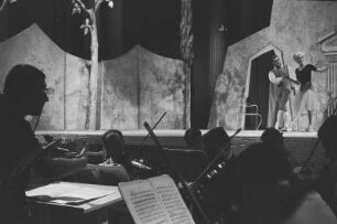 Szene aus "Les petits riens" von Georges Noverre : Szenenbilder aus "Les petits riens", Ballett von Jean-Georges Noverre mit Musik von Wolfgang Amadeus Mozart. Staatsoper Berlin im Apollo-Saal, 1968.09.05/1968.09.12 (Erstaufführung 10.09.1968)