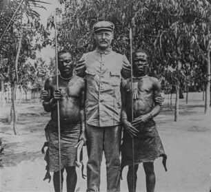 Gruppenportrait mit Hans Meyer (Sammlung Hans Meyer - Ostafrikaexpeditionen Hans Meyer 1886/1911)