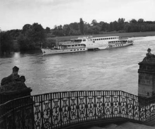 Dresden. Schloss Pillnitz, Große Freitreppe zur Elbe mit Dampfer