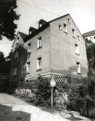 Schwarzenberg. Wohnhaus, Rösselberg 5. Straßenansicht mit Einfriedung auf Stützmauer