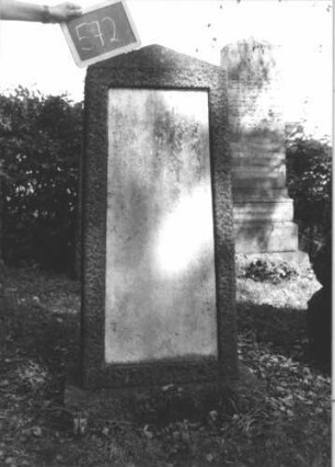 Grabstein 572 (Index: 100111473) Material: Granit, weiße Marmorplatte Zustand: gut, Platte ohne Inschrift Maße HxBxT: 137x49x18 cm Beschreibung: Obelisk, Sockel, Schriftplatte: Grabstein 572