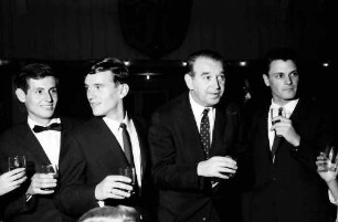 16. Tagung 1966 Mediziner; Studentenabend Polonaise: Studenten mit E. Fromm