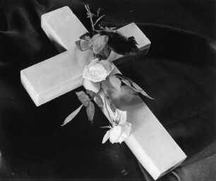 Kreuz mit Rosen