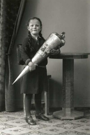 Schulanfängerin Hilde Pabsch. Aufnahme Roßwein, Ostern 1935