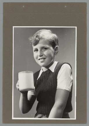 Portrait eines Jungen mit Tasse und Pullunder