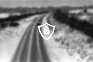 Blick von Straßenbrücke auf Straße: hinten Mitte Pkws: hinten links Abzweigung: rechts Knick: im Hintergrund Wiesen, Büsche und Bäume: Schnee: Winter: 20. Februar 1996