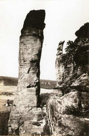 Böhmische Schweiz. Empornadel bei Eiland. Ansicht mit Kletterer
