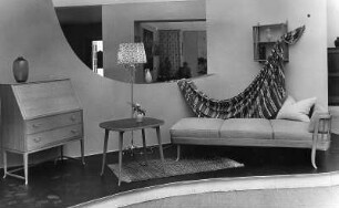 Handwerksausstellung München, 8.6. 1951. Ausstellungskoje mit Wohnzimmermöbeln