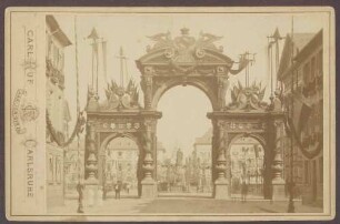 Triumphbogen und Schmuck auf dem Karlsruher Marktplatz im September 1881 zur Feier der Silberhochzeit von Großherzog Friedrich I. und Großherzogin Luise von Baden