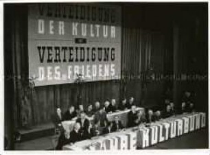 Ernst Legal spricht bei der Eröffnung der Kulturbundwoche in der Staatsoper (Admiralspalast)
