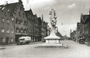 Landshut, Denkmal "Deutsche Eiche" : Landshut-Neustadt. Straßenbild mit Denkmal "Deutsche Eiche" für die Gefallenen des 1. Weltkrieges (1918/1928; W. Lechner)