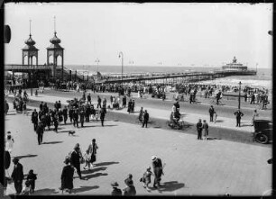 Niederlande, Scheveningen. Seebrücke mit Konzertpavillon. Straßenbild