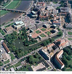Dresden-Altstadt. Zwinger (1709-1728, M. D. Pöppelmann). Blick über Ostraallee, Zwingerteich und -graben, Theaterplatz und Elbe mit Augustusbrücke