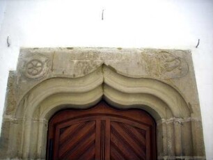Langhaus Traufseite Nord - Türgewände im Nordosten mit Jahr 1520 sowie Wappenschilden und profiliertem Gewände