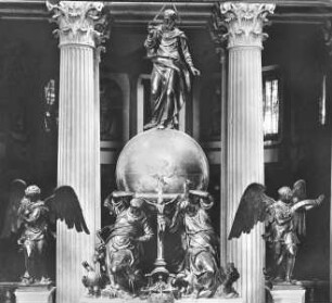 Hauptaltar mit Gottvater auf der von den 4 Evangelisten gehaltenen Weltkugel