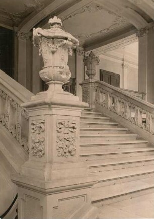 Schloss Joachimstein : Radmeritz (heute: Radomierzyce), Schloss Joachimstein (Pałac Radomierzyce), Inneres, Treppenhaus, Vase wohl von Christian Kirchner