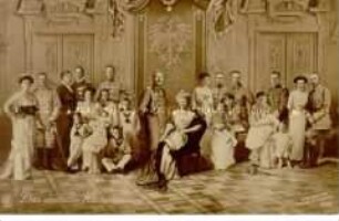 Wilhelm II. und Auguste Viktoria im Kreise von 22 Familienmitgliedern