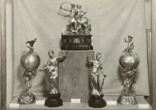Vitrine 2: Herkules mit der Erdkugel, Athena, Diana auf einem Kentauren & Athena & Christophorus mit der Himmelskugel