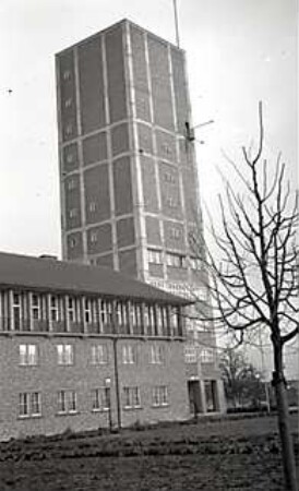 Grund, Peter; Neu-Isenburg; Rathaus mit Wasserturm - Außenansicht