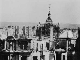 Szene aus dem sowjetischen Dokumentarfilm "Die Befreiung Dresdens": Blick vom Rathaus auf die Ruinen um den Pirnaischen Platz, herausragend diejenigen des Kaiserpalastes