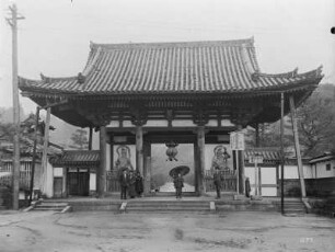 Weltreisen. Ōtsu. Tourist und Einheimische vor dem Eingangstor zum Ishiyama-Tempel