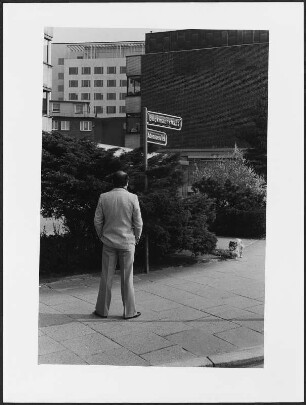 Mann und Hund an einem Straßenschild, Böckmannstraße und Adenauerallee in Hamburg, St. Georg