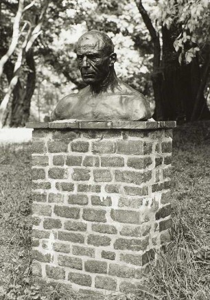 Büste eines kahlköpfigen Mannes, Schlosspark