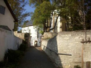 Ansicht von Süden mit Aufgang von der Ortsseite-einst flankierende Zwingermauern zur Toranlage am Kirchhof