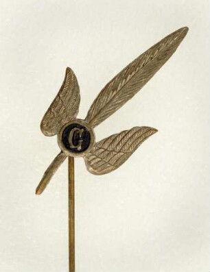 Stenographenabzeichen Deutscher Stenographenbund Gabelsberger (silberfarben, mit langer Nadel) : Medaillensammlung Stenografische Sammlung. Stenographenabzeichen Deutscher Stenographenbund Gabelsberger (geflügelte Feder, silberfarben, mit langer Nadel). Metall; Maße (ohne Nadel) 38 x 19 mm (1900/1926). Dresden: SLUB R c 0385