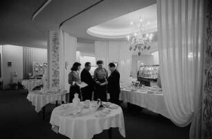 Messe, Präsentation von Porzellangeschirr