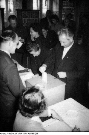 Wahl zur Volkskammer und zum sächsischen Landtag, Wähler bei der Stimmabgabe, Stimmenauszählung, u.a., 15. Oktober 1950