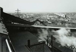 Dresden. Heizkraftwerk Mitte : Dresden, Schweriner Straße, Könneritzstraße, Wettiner Platz. Heizkraftwerk Mitte. Bekohlungsanlage, Bandbrücke II (1953) vom Kohlelagerplatz und Bandbrücke I (1927) gegen die Friedrichstadt. 1982