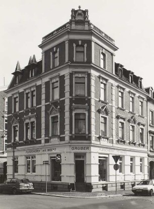 Wohnhaus mit Laden