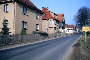 Ortseingang: Wohnhäuser, Vorgärten, Staketenzäune