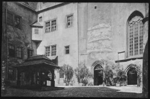 Rochsburg. Schlosshof mit altem Ziehbrunnen