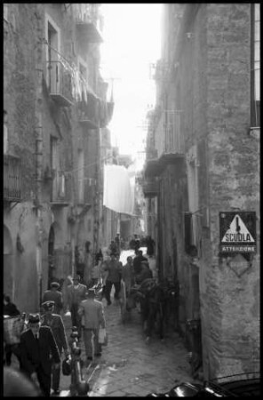 Keine Beschreibung [Italien: enge Gasse]
