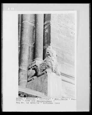 Löwe als Träger einer Fenstersäule