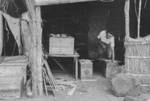 Arbeitshütte im Lager : Expeditionsteilnehmer in der Arbeitshütte des Ausgrabungslagers.